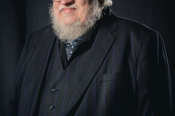 800px-Portrait_photoshoot_at_Worldcon_75,_Helsinki,_before_the_Hugo_Awards_–_George_R._R._Martin