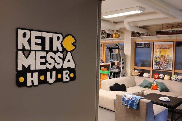 Perler, sofagruppe og en spillstasjon med GameCube ønsker deg velkommen til samlingsstedet.