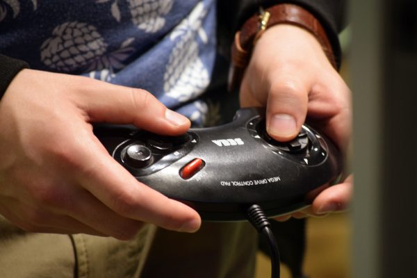 TA KONTROLL: Mange konsoller på utstilling betyr mange kontrolloppsett å huske. Finner du A- og B-knappen på både Sega, Nintendo og Neo Geo?