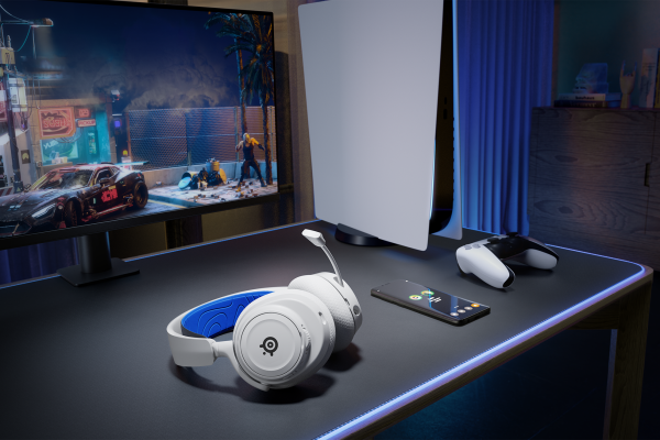 arctis_nova_7p_wl_white_life_desk_w_console_ps5_PR